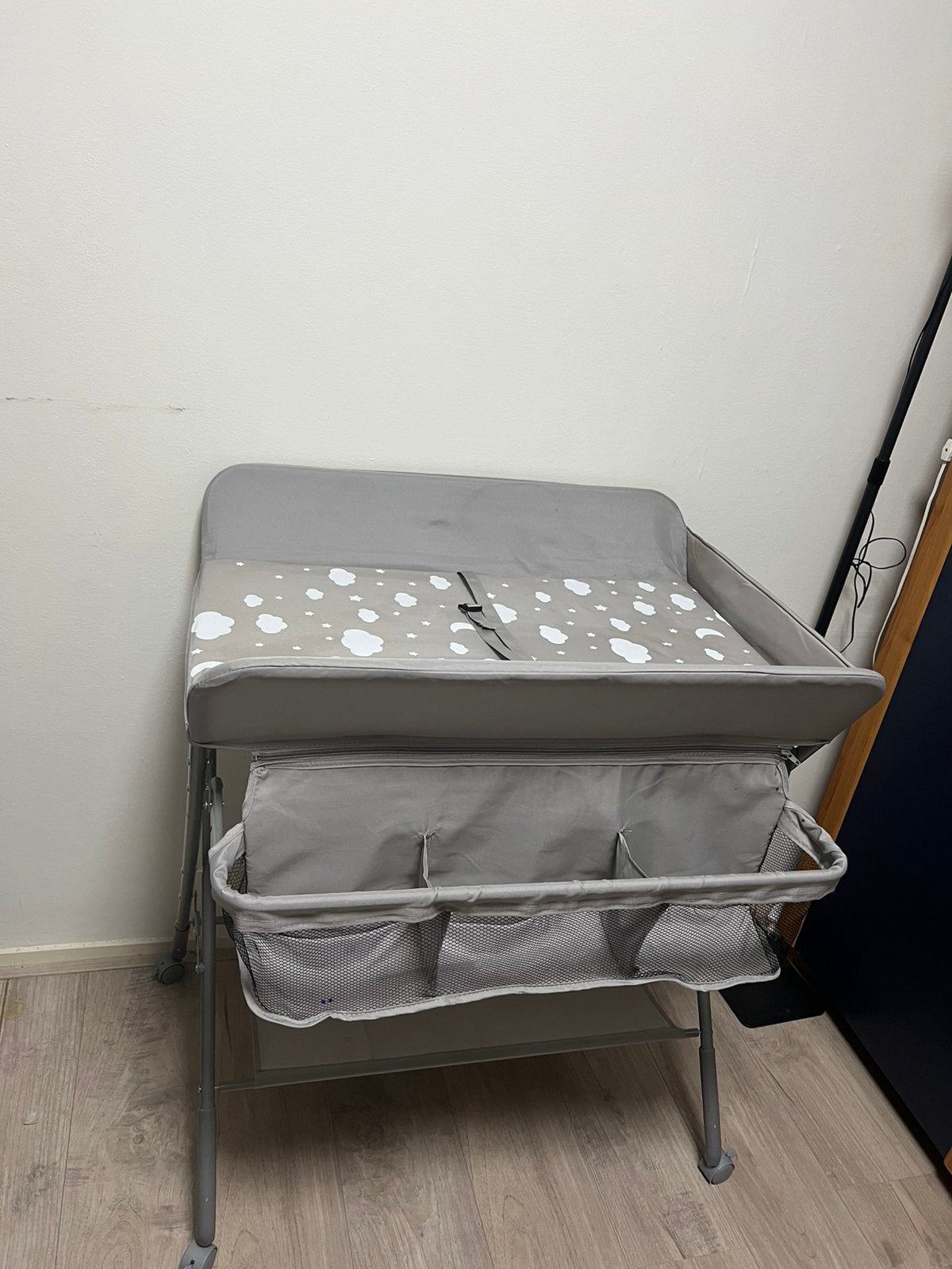Baby Changing Table Foldable with wheels, Ophalen, Zo goed als nieuw, Minder dan 140 cm, Minder dan 70 cm