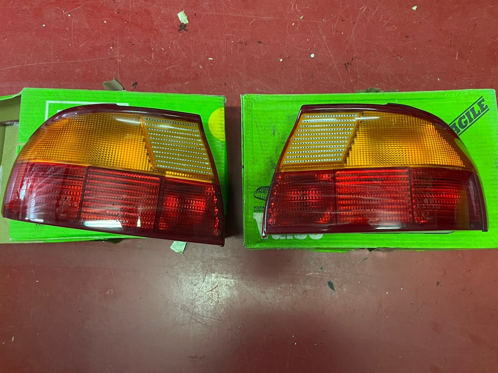 Nieuwe achterlichten en reflectorplaat Ford Mondeo MK1 sedan, Ophalen of Verzenden, Nieuw