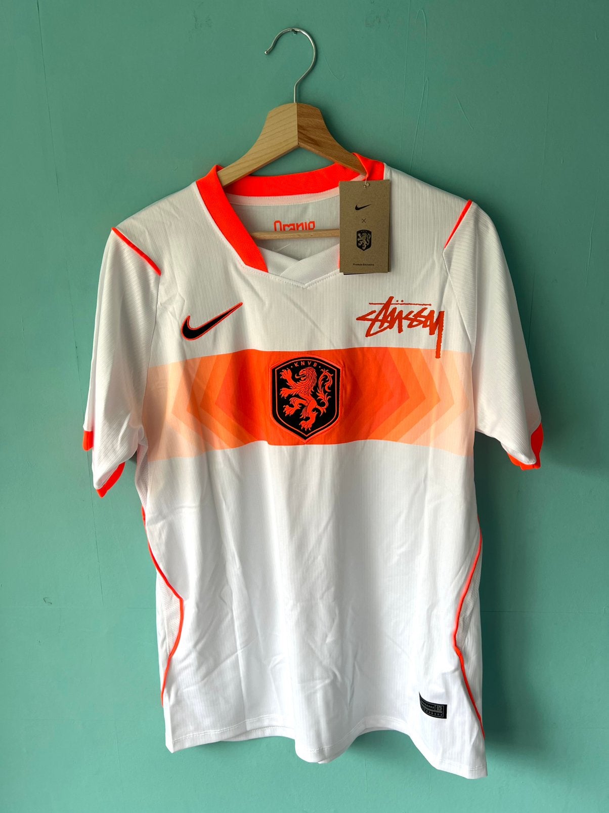 Nederlands elftal uitshirt WK 2026 Stüssy  Maat M, Maat 48/50 (M), Nieuw, Oranje, Ophalen of Verzenden