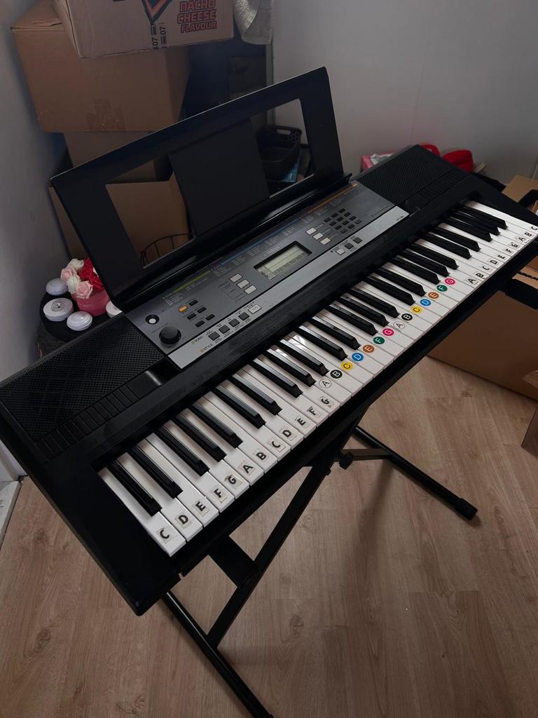 Complete Set: Yamaha YPT-240 Keyboard + Standaard, Muziek en Instrumenten, Keyboards, Ophalen, Zo goed als nieuw, 61 toetsen, Yamaha