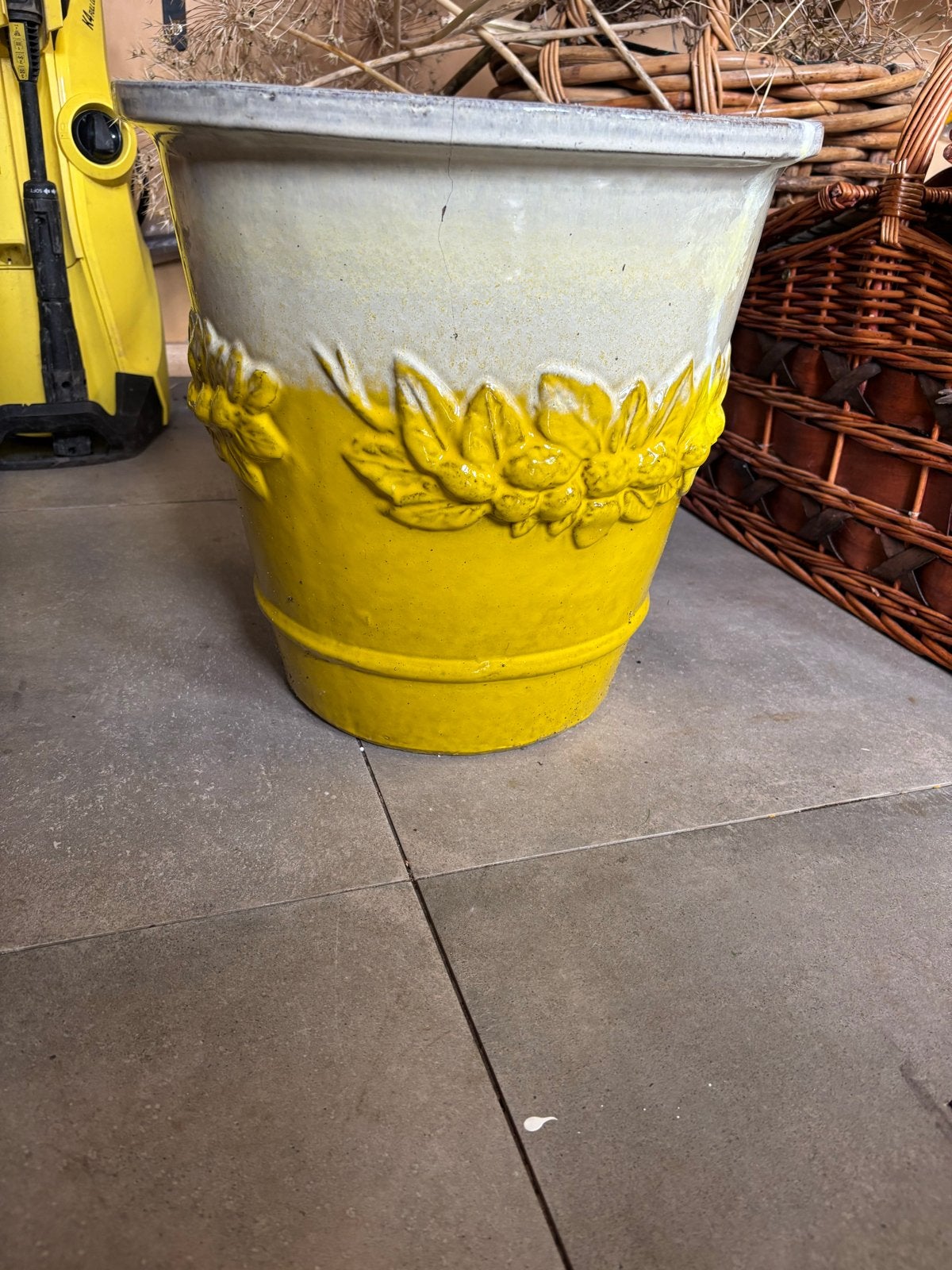 Italiaanse geglazuurde gele/witte bloempot, winterhard, Tuin en Terras, Bloempotten, Gebruikt, 40 cm of meer, Rond, Binnen