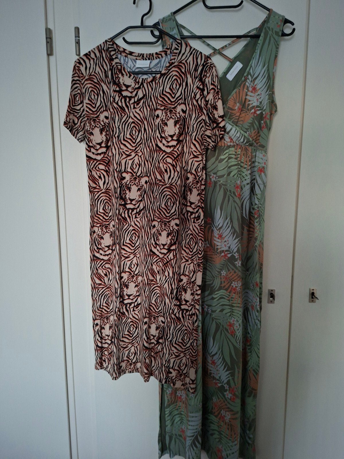 2 MamaLicious zwangerschapsjurken, L tijgerprint & bloemen, MamaLicious, Jurk, Maat 42/44 (L), Zo goed als nieuw