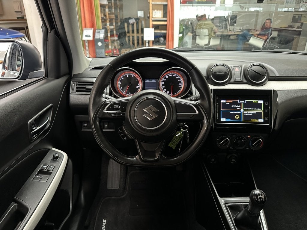 Suzuki Swift 1.2 Select [ TREKHAAK I ARMSTEUN I CARPLAY I CA, Auto's, Suzuki, 12 maanden, Stof, Gebruikt, 4 cilinders