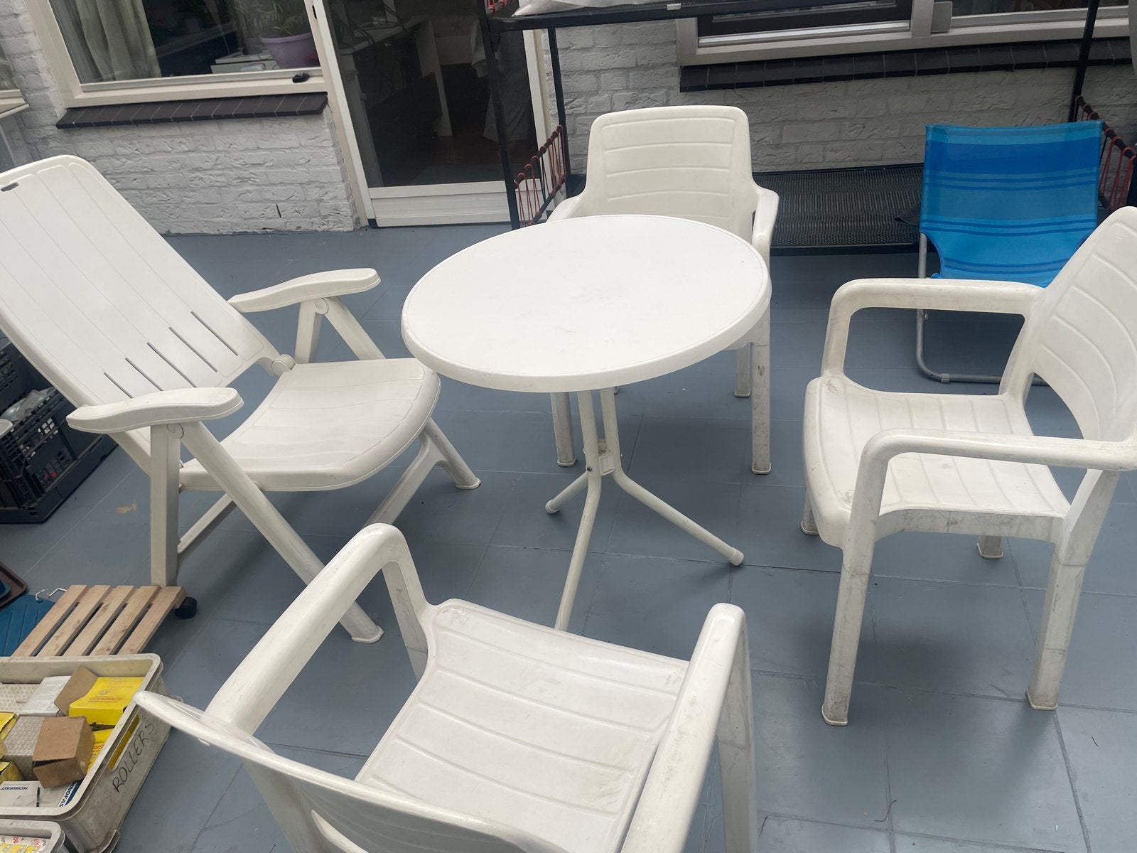 Witte kunststof tuinset met 4 stoelen en ronde tafel, Tuin en Terras, Tuinsets en Loungesets, Ophalen, 4 zitplaatsen, Kunststof