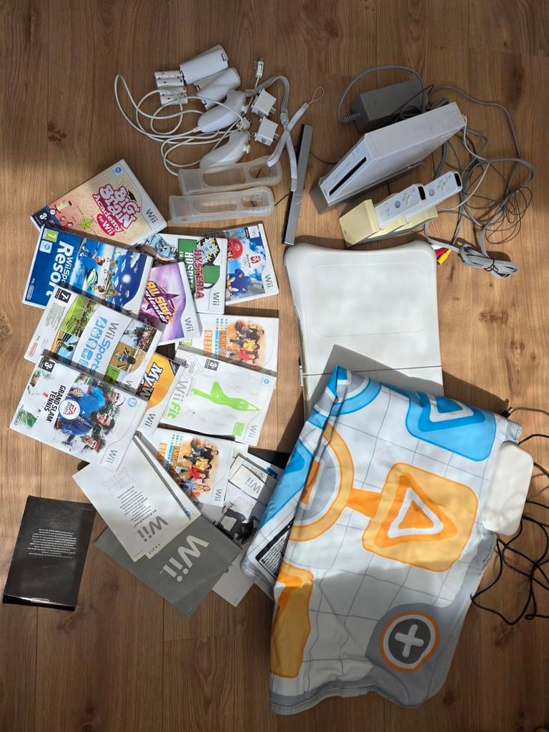 Nintendo Wii groot pakket, Spelcomputers en Games, Spelcomputers | Nintendo Wii, Gebruikt, Met 2 controllers, Met games, Met Balance Board
