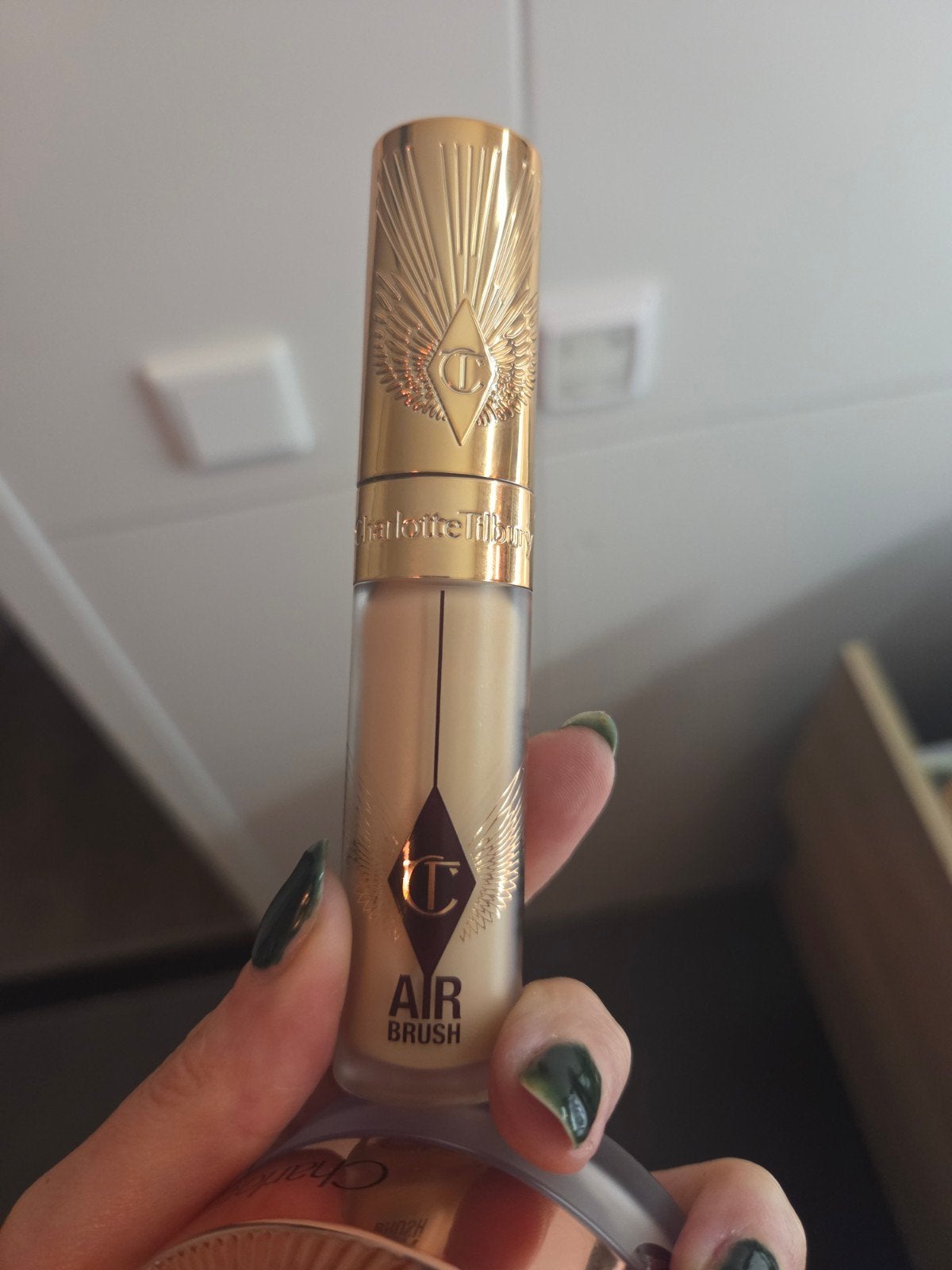 Charlotte Tilbury Airbrush Flawless concealer, Gehele gezicht, Beige, Ophalen of Verzenden, Zo goed als nieuw