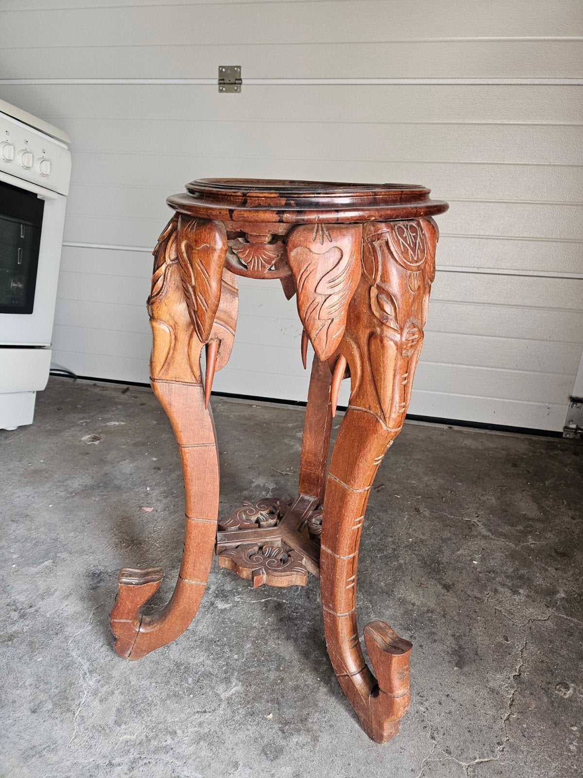 Vintage houten plantentafel met olifanten snijwerk, Minder dan 55 cm, Gebruikt, Rond, Vintage, Oosters, Exotisch
