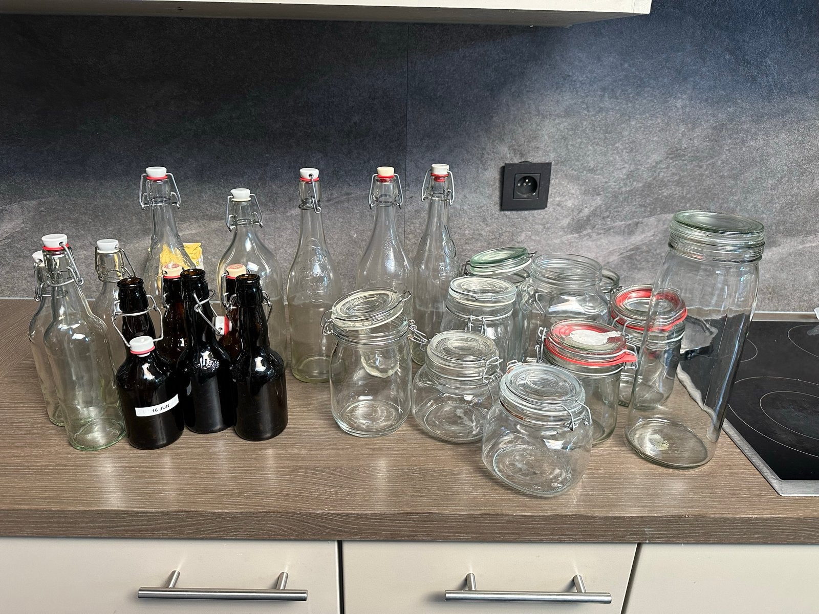 Grote collectie flessen en potten met scoby voor fermentatie, Ophalen, Voorraadpot, Meerkleurig, Glas