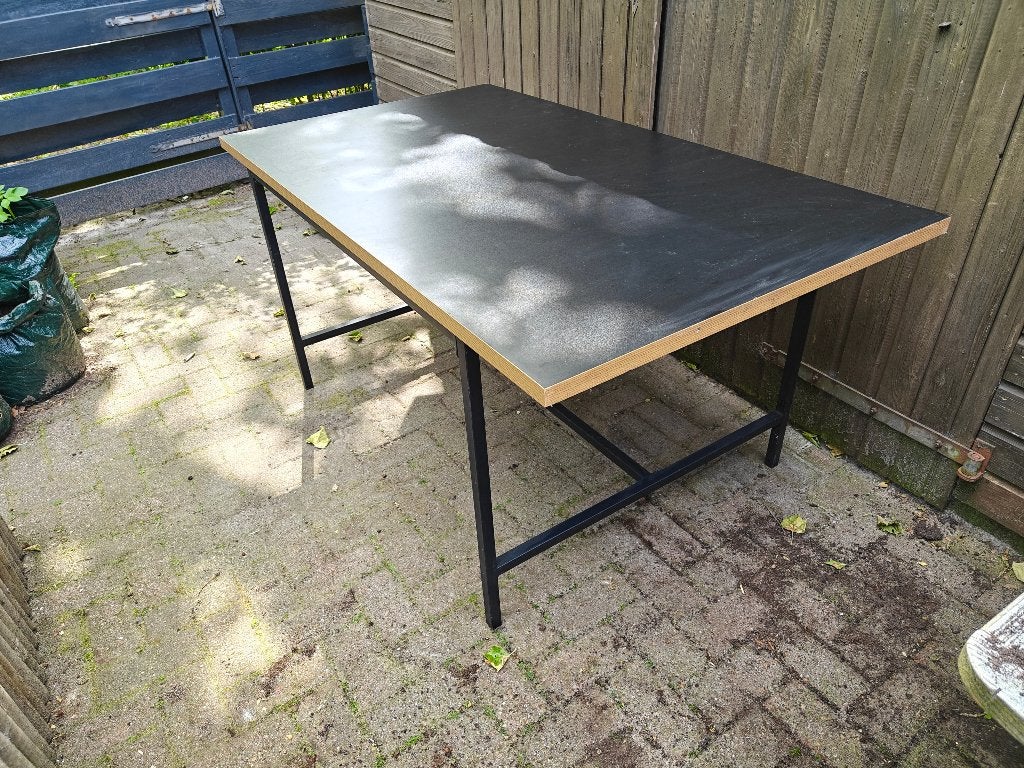 Jysk tafel, Zwart met metalen poten, Gebruikt, 50 tot 100 cm, 150 tot 200 cm
