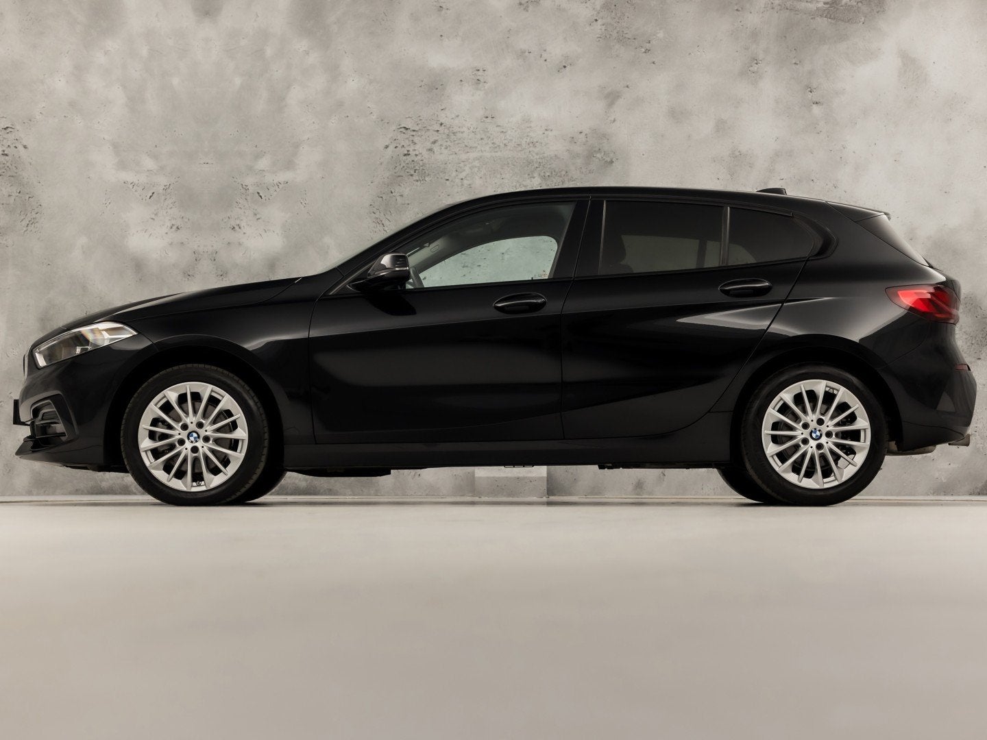 BMW 1 Serie 118i Sport Automaat (APPLE CARPLAY DEALER ONDERH, Auto's, BMW, 12 maanden, 136 pk, Gebruikt, Leder en Stof