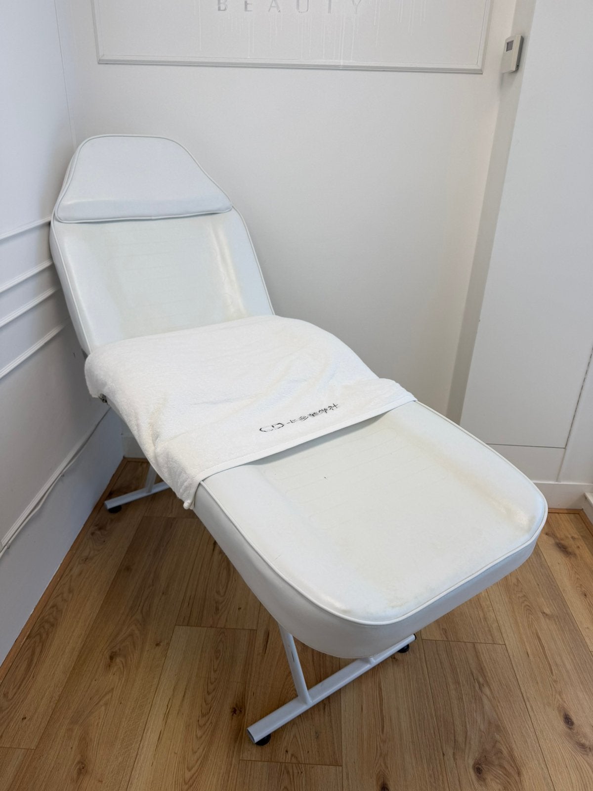 Professionele behandelstoel / beautybed – wit – verstelbaar, Sport en Fitness, Massageproducten, Ophalen, Zo goed als nieuw, Massagetafel