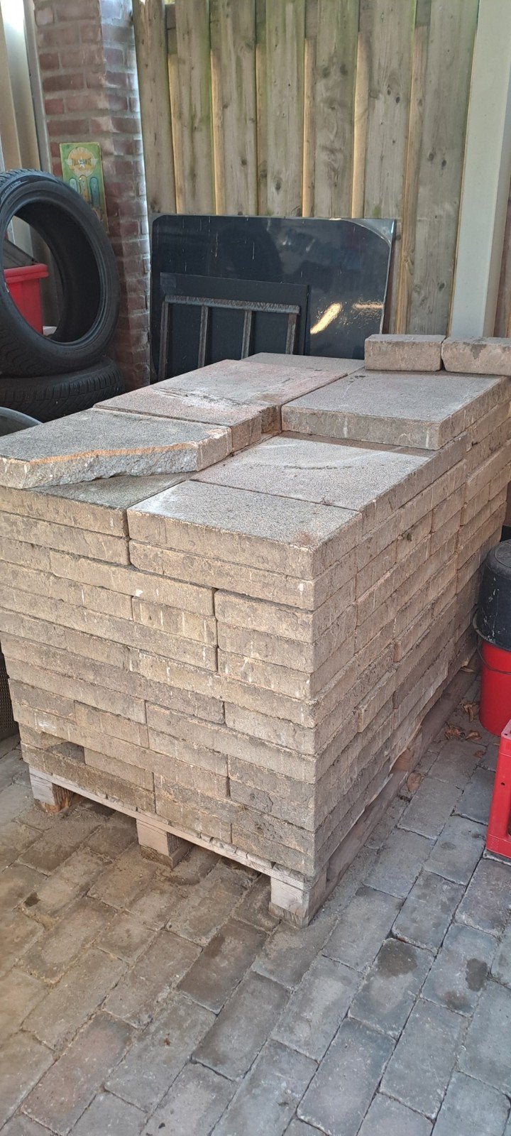 gratis ong 18 mtr2 terras/tuin tegels, Ophalen, Gebruikt, Beton, Terrastegels