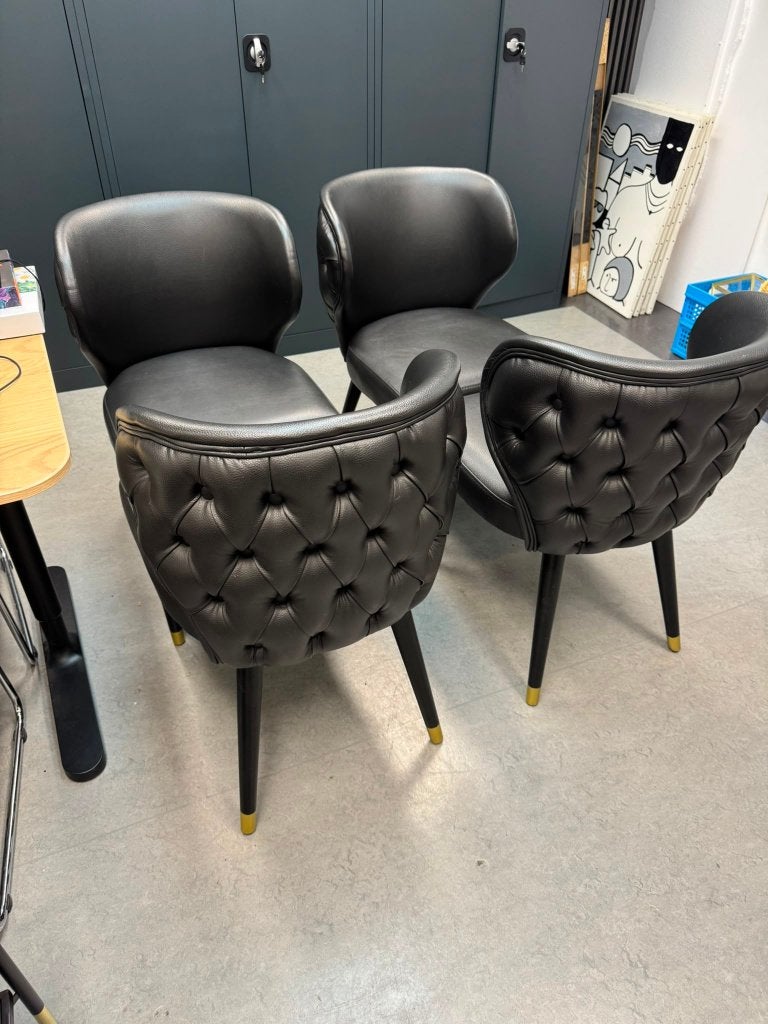 4x Leren gecapitonneerde eetkamerstoelen zwart/goud, Ophalen, Zwart, Klassiek Modern, Zo goed als nieuw