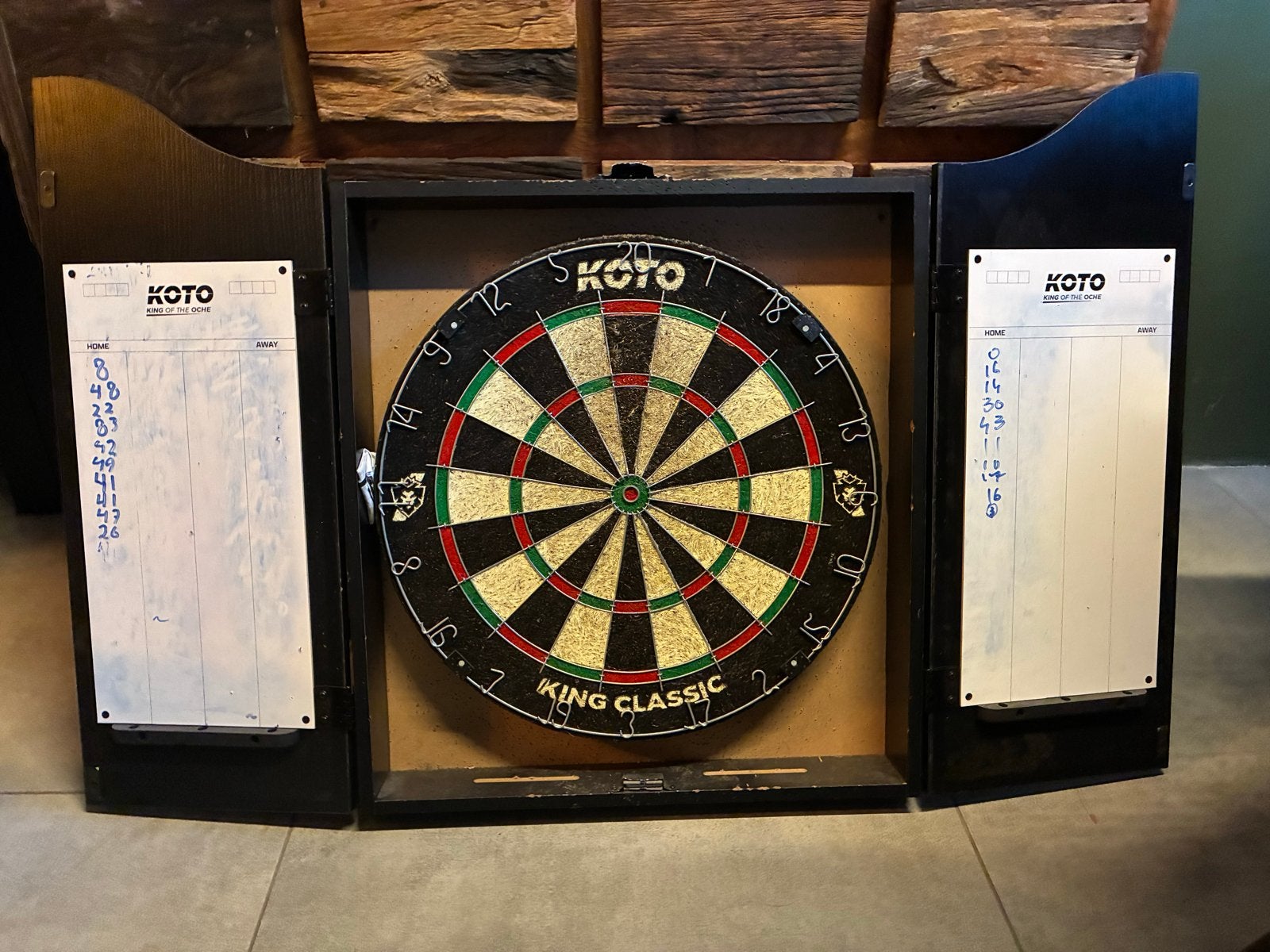 KOTO King Classic Dartbord met Kast en Scoreborden, Sport en Fitness, Ophalen of Verzenden, Gebruikt, Dartbord