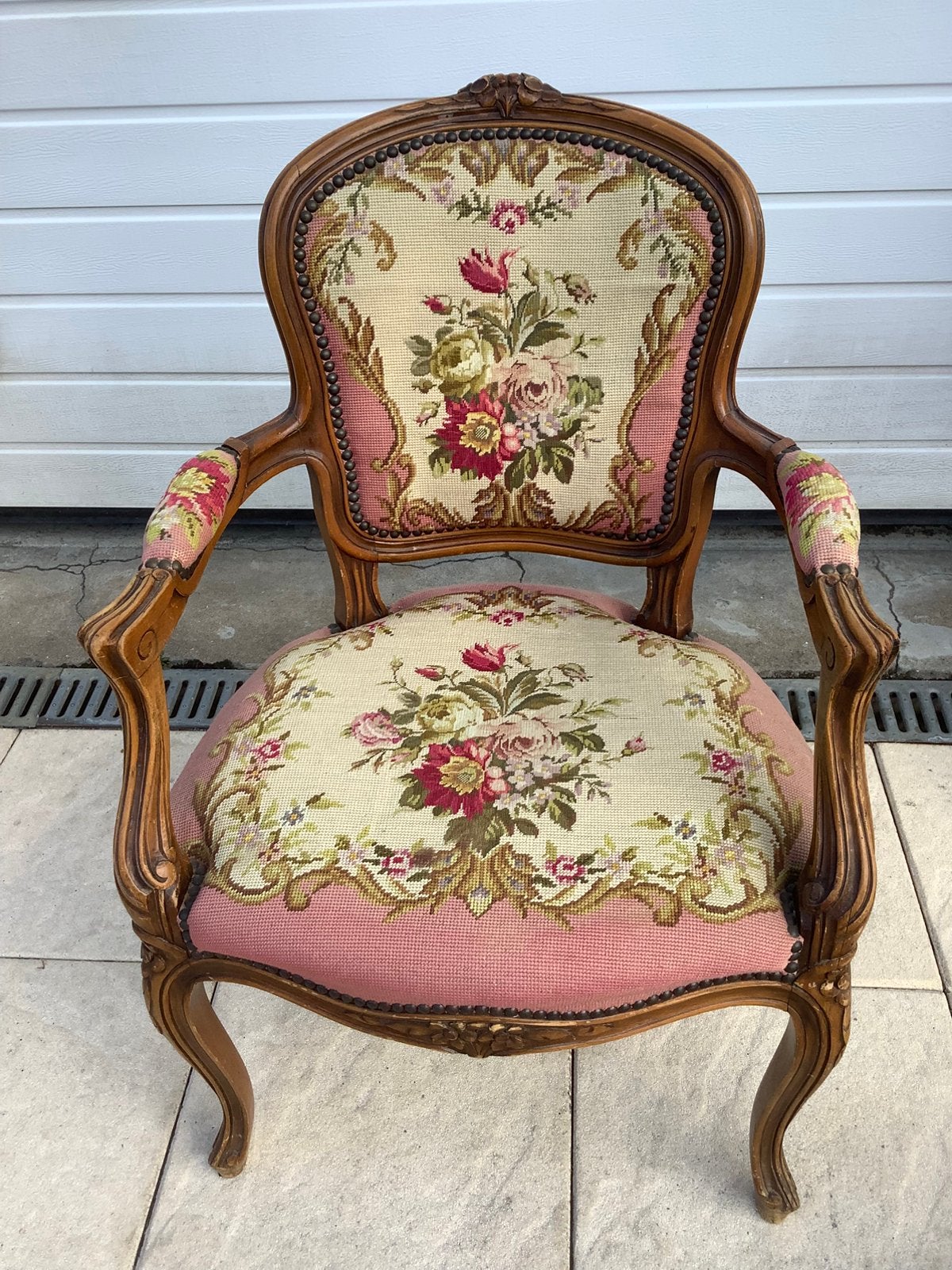 Antieke stoel Louis xv stoeltje roze geborduurd met bloemen, Ophalen