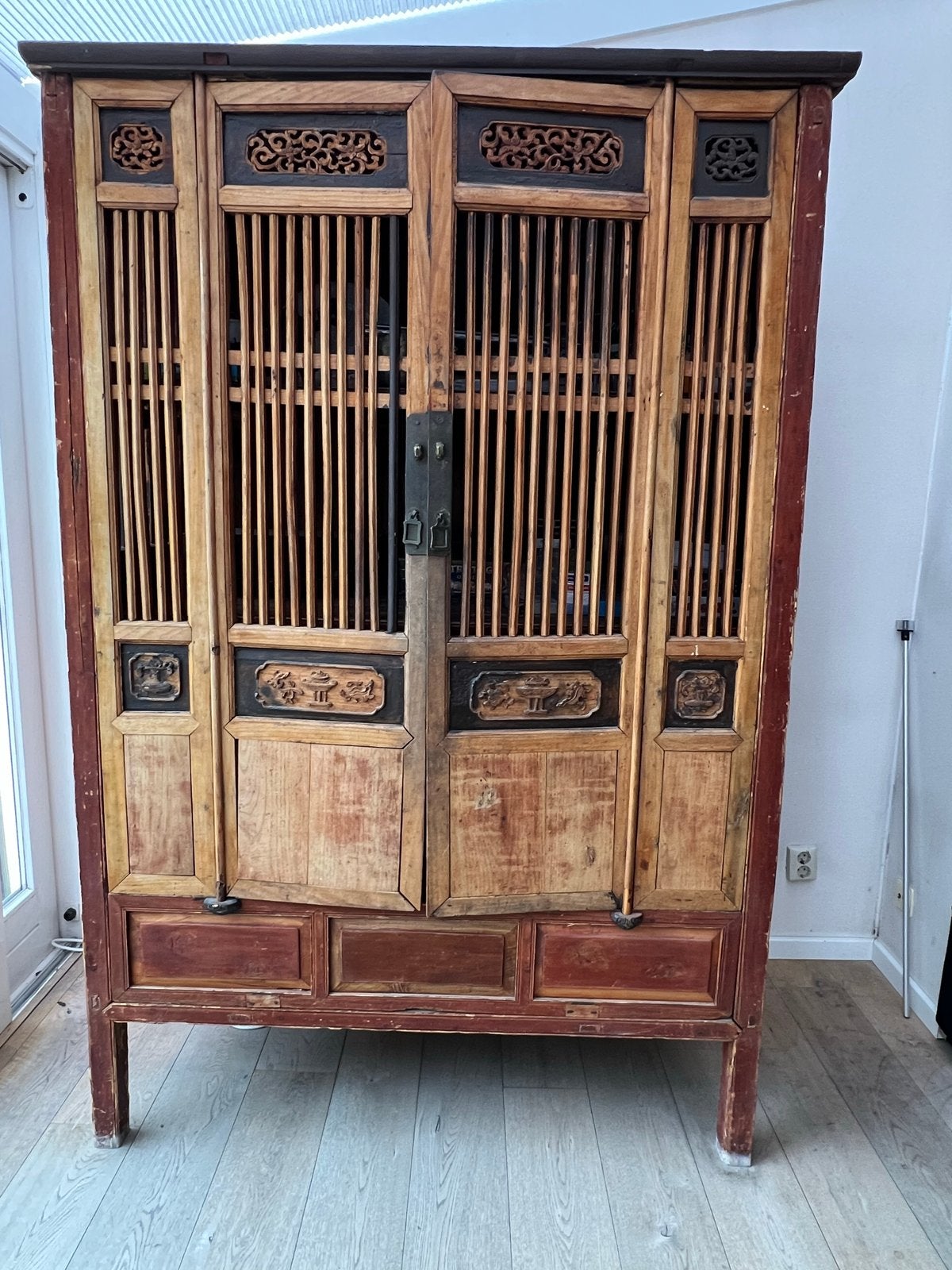 Antieke Chinese kast met houtsnijwerk “kippenkast”, Antiek en Kunst, Antiek | Meubels | Kasten, Ophalen