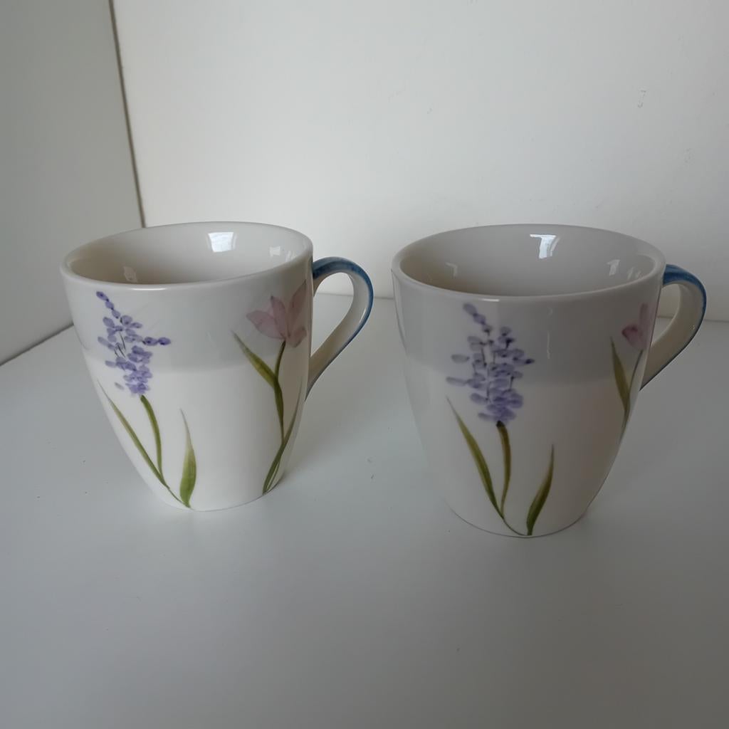 Twee koffiekopjes van Vic's, Ophalen of Verzenden, Aardewerk, Overige stijlen, Kop(pen) en/of Schotel(s)