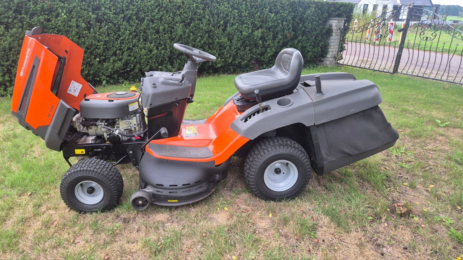 Foto 11 van Husqvarna TC138 zitmaaier zo goed als nieuw