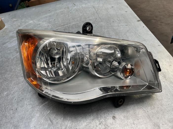 Koplamp rechts van een Chrysler Town & Country, Gebruikt, -, Ophalen of Verzenden, -