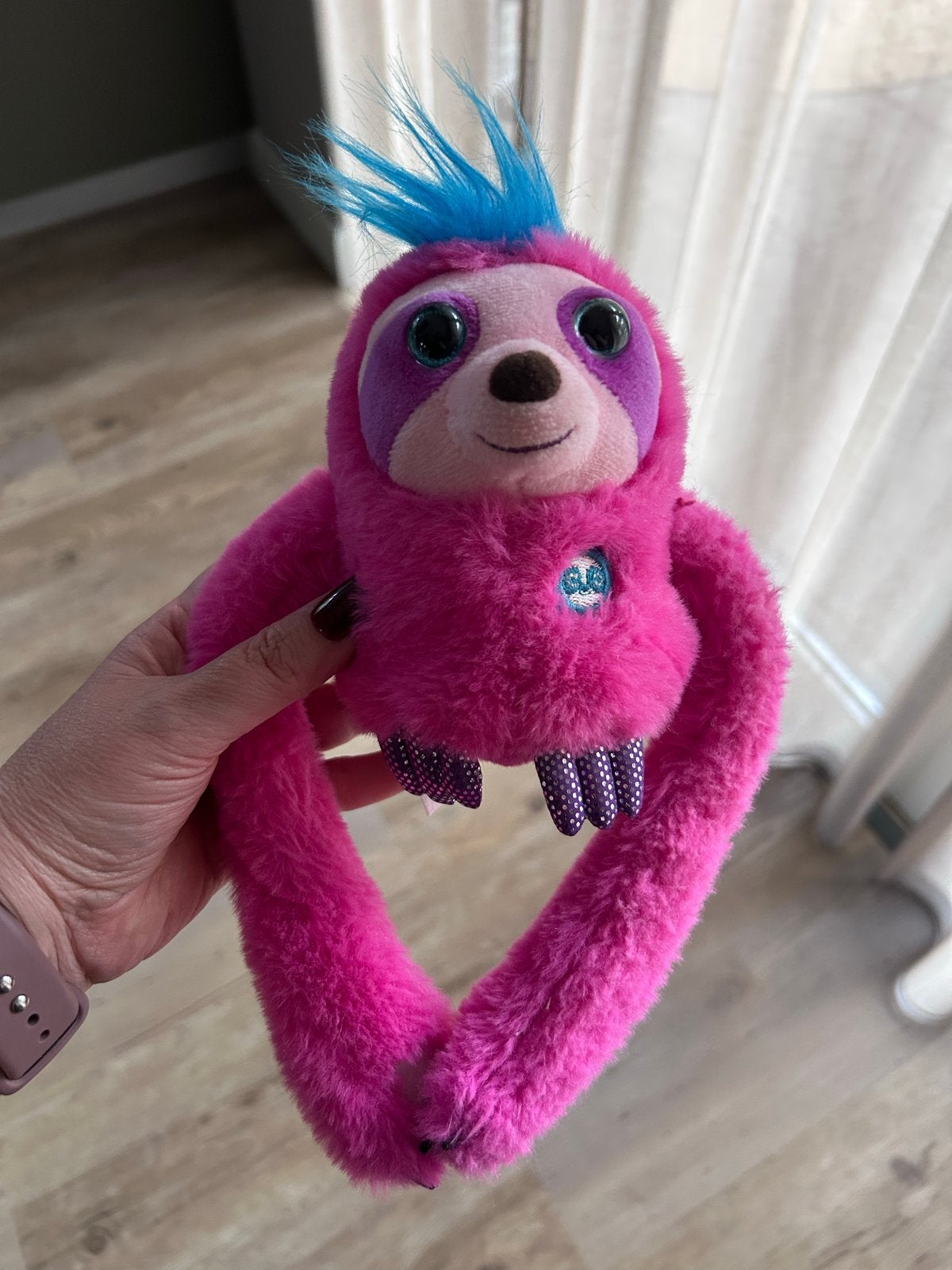 Roze luiaard knuffel met klittenband handen, Kinderen en Baby's, Overige typen, Ophalen of Verzenden, Zo goed als nieuw, Met kleding of accessoire