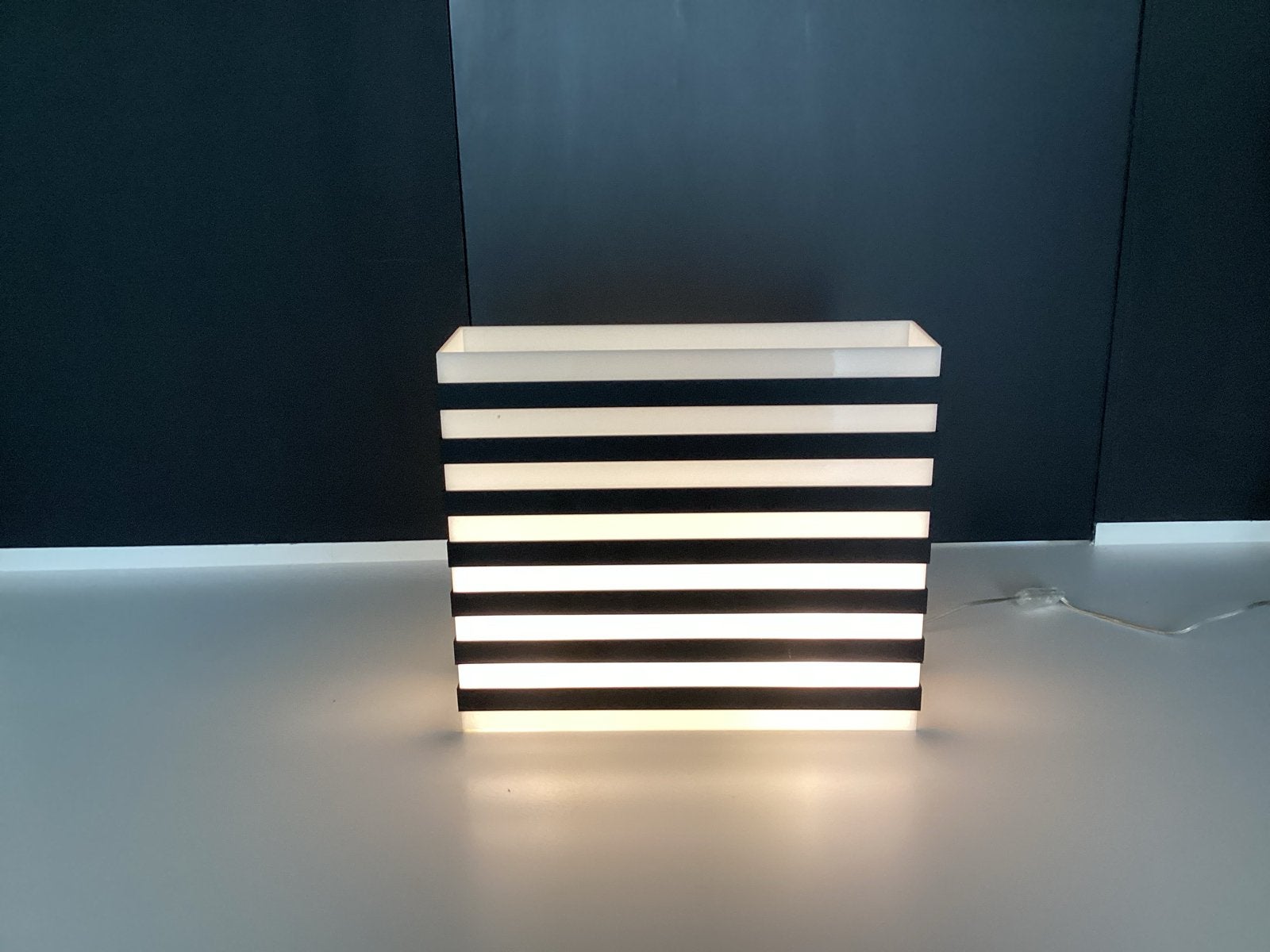 Vintage design vloerlamp / plint-lamp — plexiglas, zwart-wit, Ophalen, Kunststof, Gebruikt, Overige fittingen