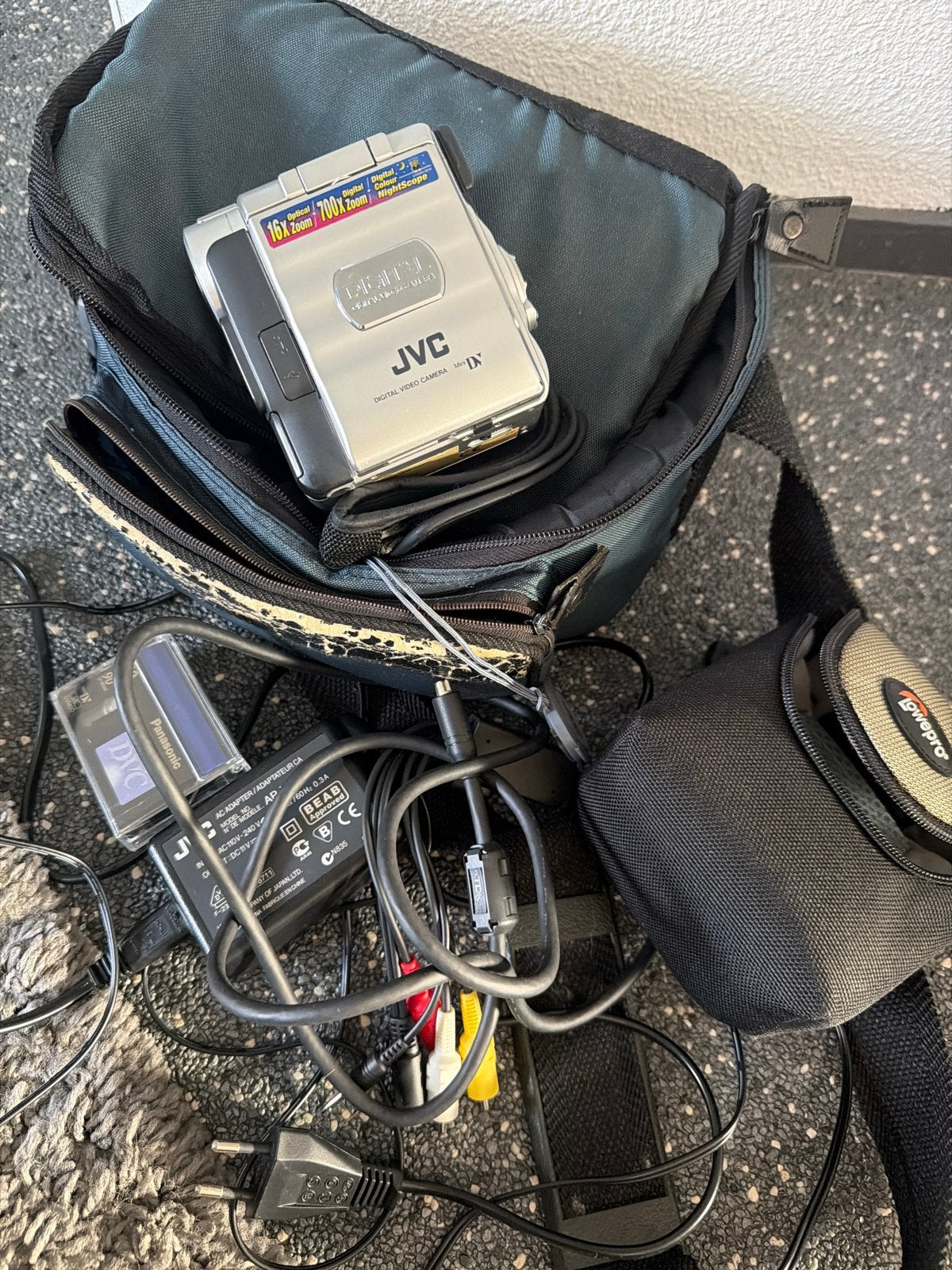 JVC Digital Video Camera met accessoires en tas, Gebruikt, JVC, Overige soorten, Ophalen of Verzenden