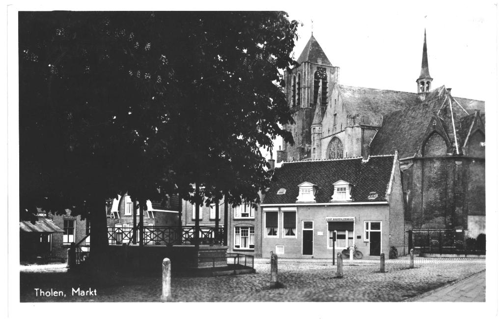 700022 Tholen Zeeland 1949 Markt Gelopen met postzegel, Verzamelen, Ansichtkaarten | Nederland, Ophalen of Verzenden, 1940 tot 1960