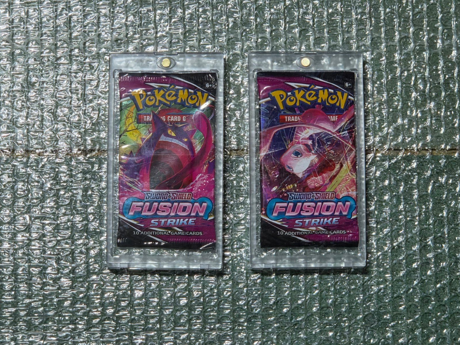 Pokémon Fusion Strike boosterpack in acryl 2x, Ophalen of Verzenden, Nieuw, Booster