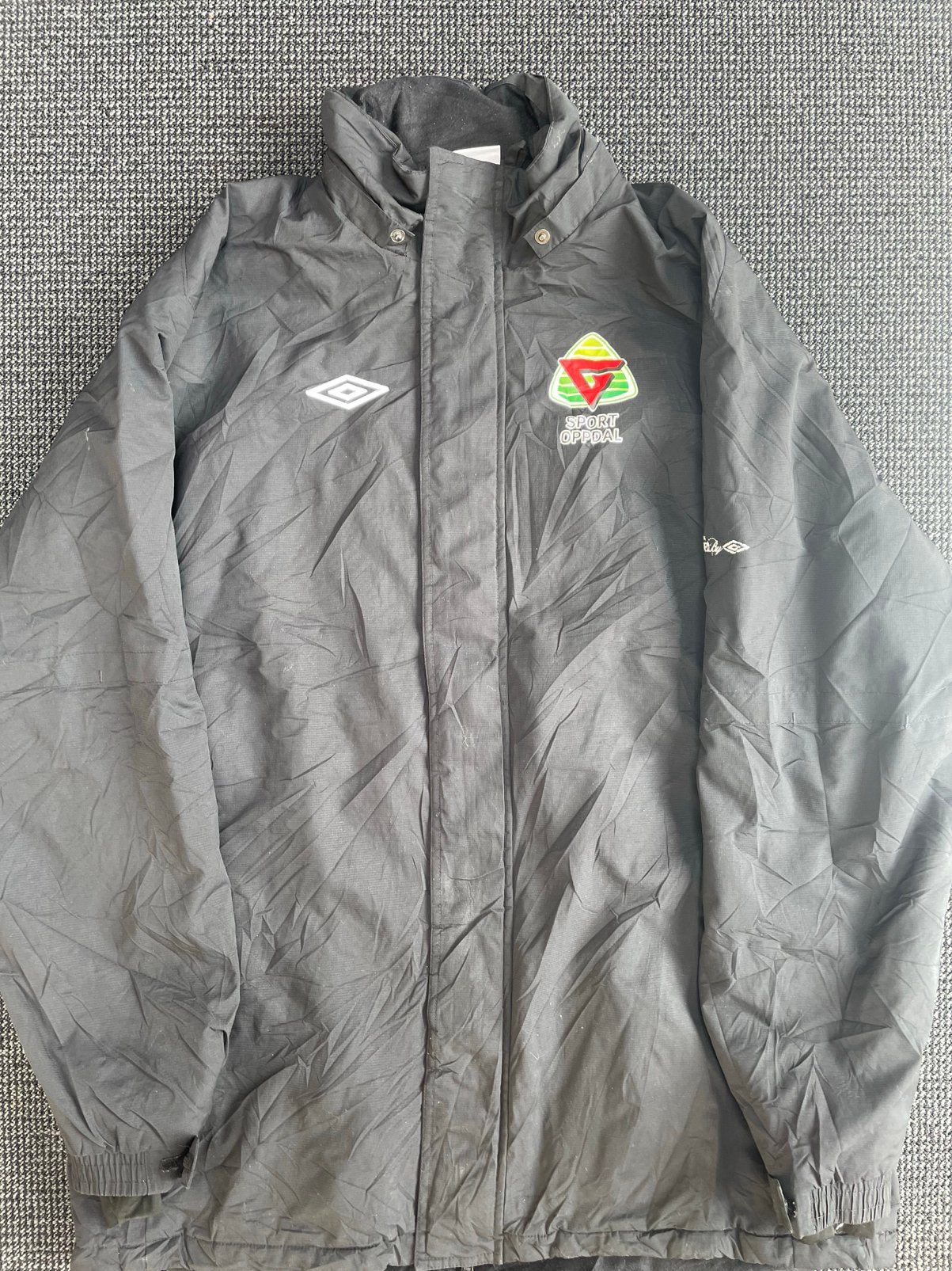 Vintage Umbro Coachjas Oppdal IL Zwart XL/XXL, Verzenden, Zo goed als nieuw, Maat 56/58 (XL), Zwart