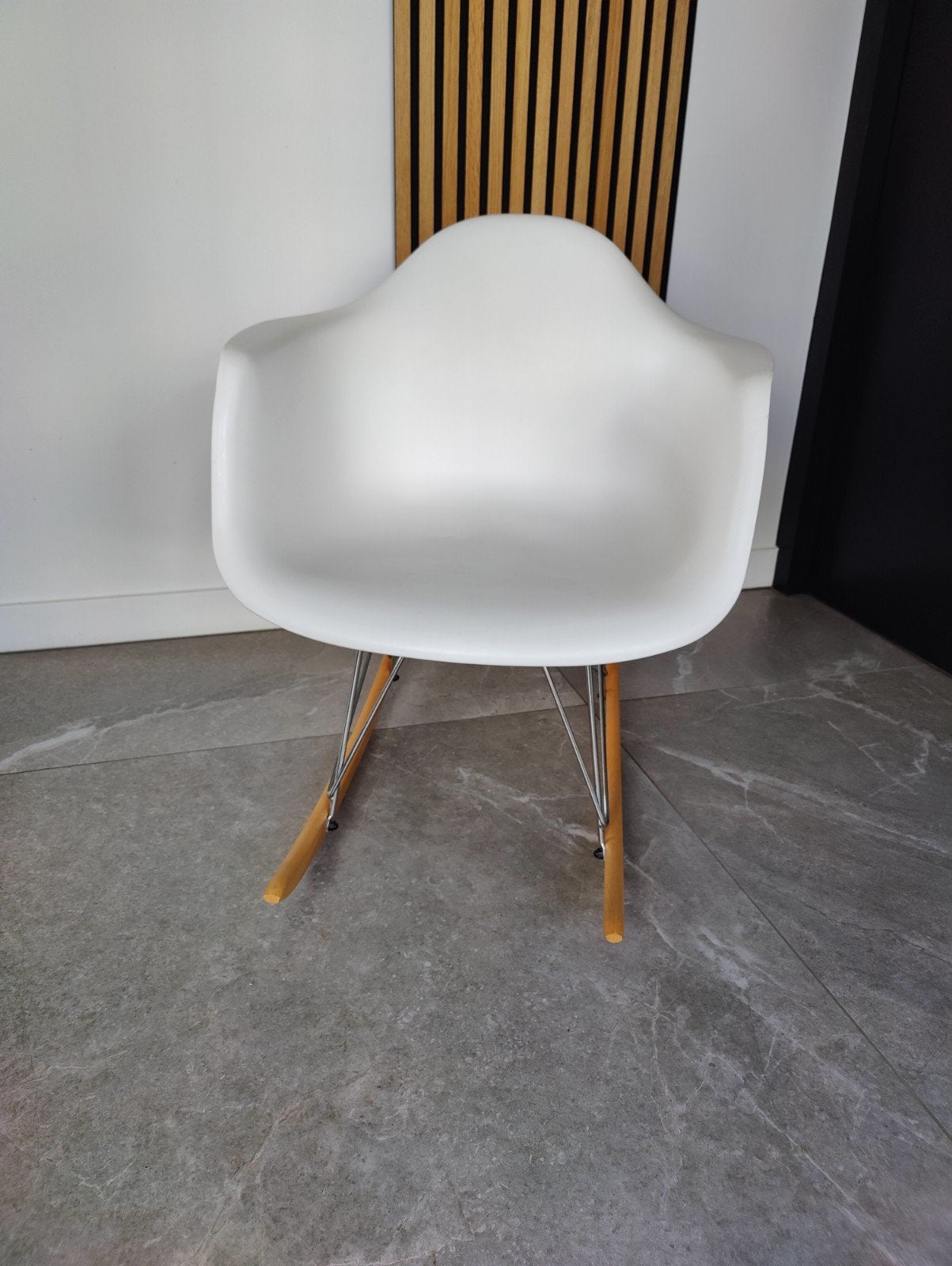 Witte schommelstoel Eames stijl, zo goed als nieuw, Huis en Inrichting, Ophalen, Hout, Wit, Zo goed als nieuw
