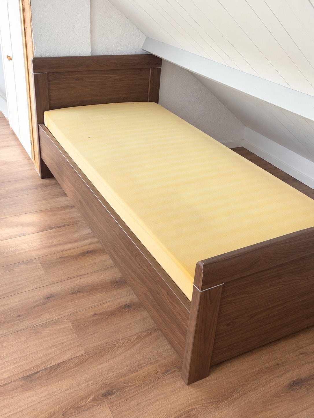 Mooi houten eenpersoonsbed – amper gebruikt, Ophalen, 90 cm, Eenpersoons, Zo goed als nieuw