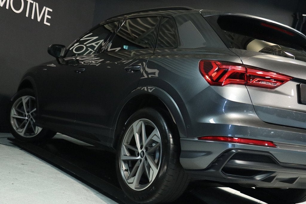 Audi Q3 45 TFSI e S-line / PANODAK / VIRTUAL / CAMERA / STUU, Zwart, Hybride Elektrisch/Benzine, SUV of Terreinwagen, Zilver of Grijs