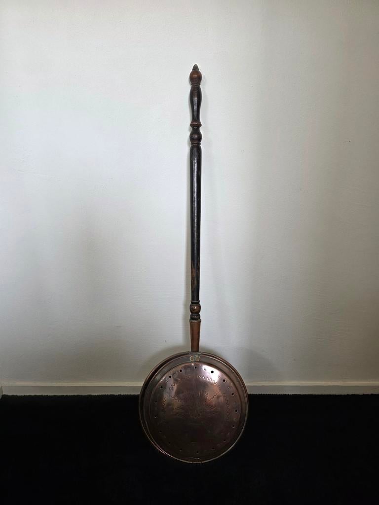Antieke koperen beddenpan met houten steel, Ophalen