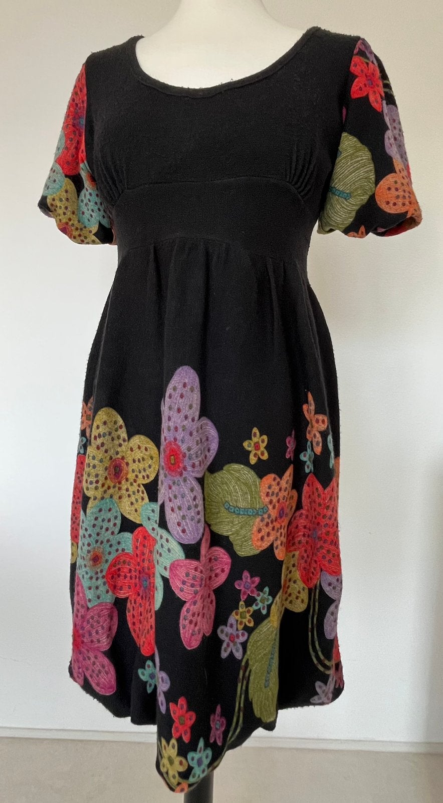 Yuni zwarte ballonjurk met bloemenrand maat S/M, Zwart, Ophalen of Verzenden, Zo goed als nieuw, Knielengte