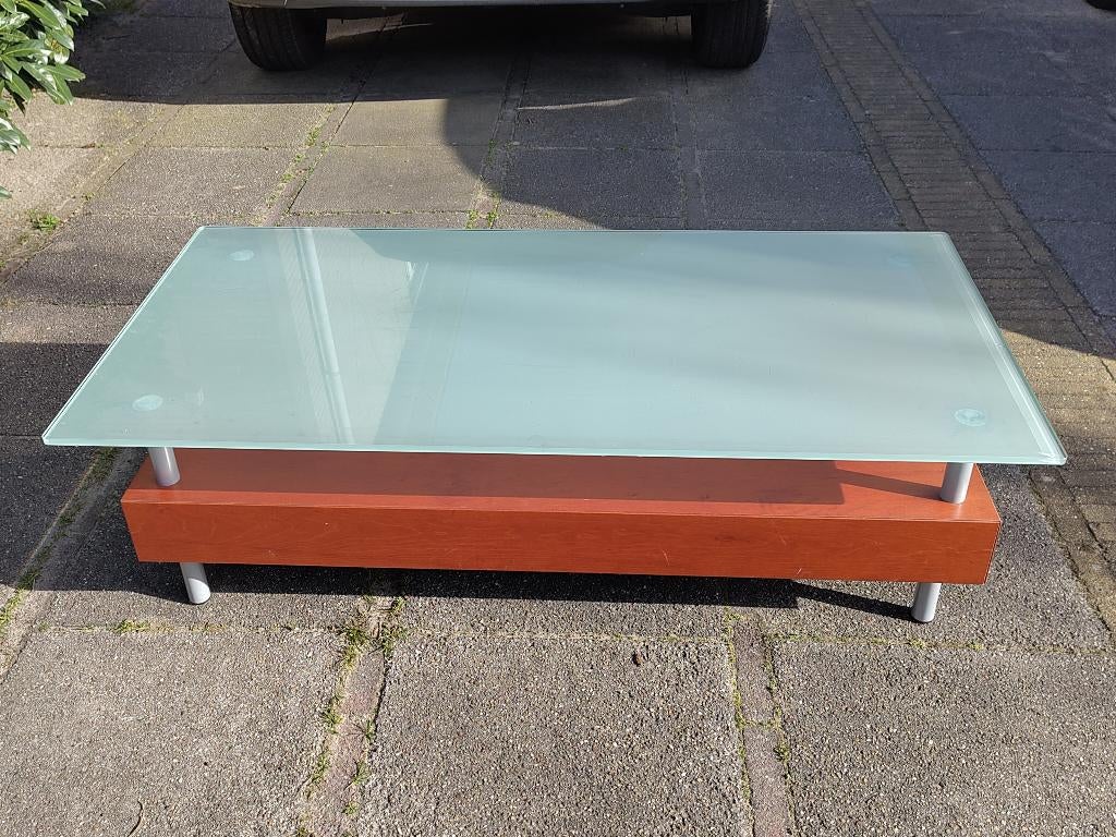Salontafel, met twee laatjes en glasplaat. 130 * 65 * 35 cm., Ophalen, Uiterlijk kersenhout, 100 tot 150 cm, 50 tot 100 cm