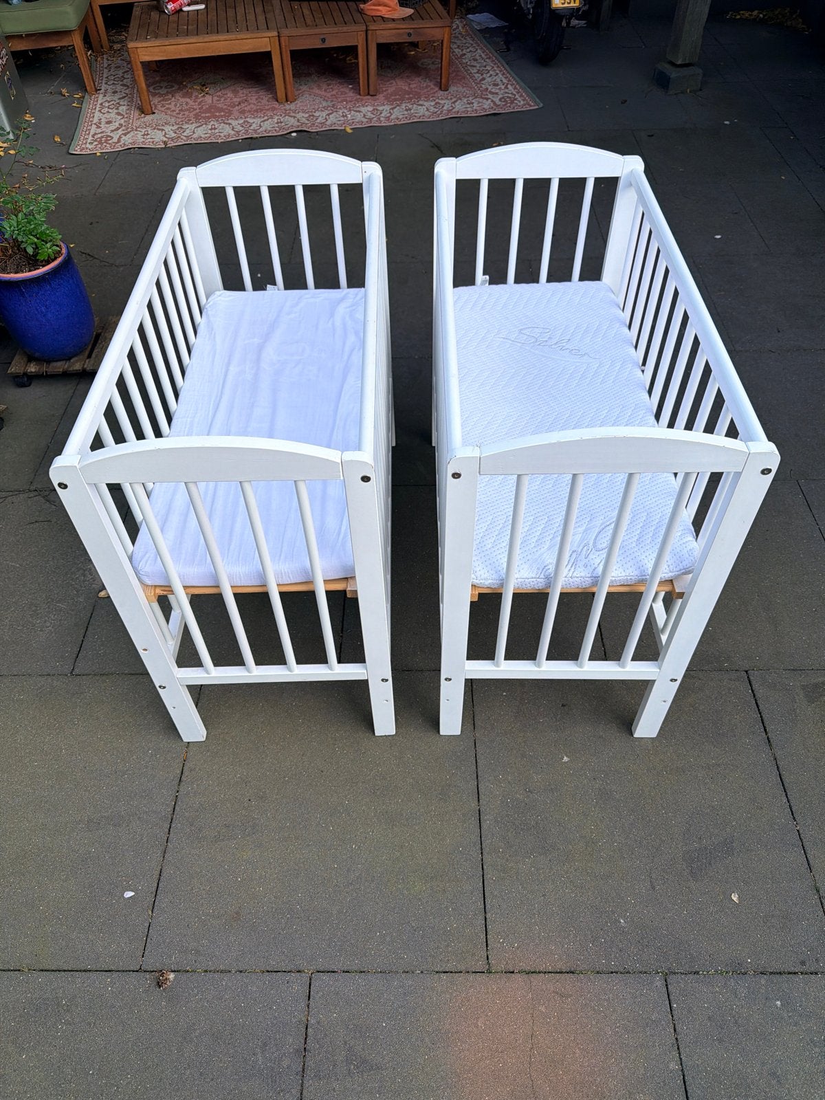 Twee witte co-sleepers / wiegjes met matrasjes, Kinderen en Baby's, Babywiegjes en Ledikanten, Ophalen, Zo goed als nieuw, Wieg