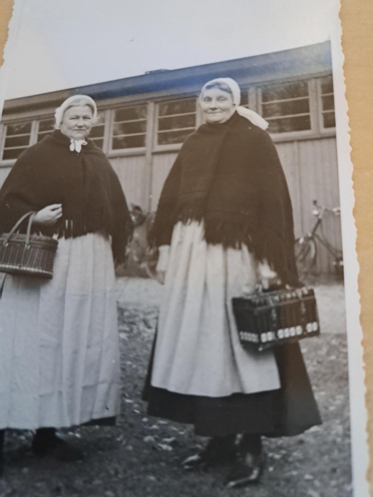 Aaltense Dames  plm. 1937 ter ere van...., Gebruikt, Verzenden, Foto, Klederdracht