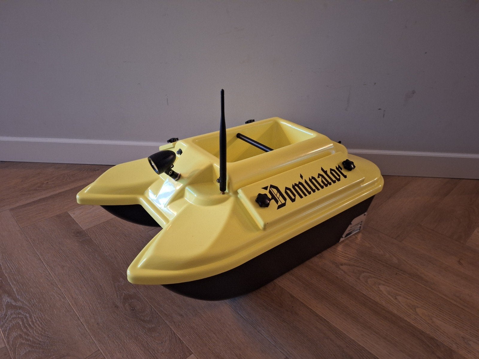 Dominator voerboot met Toslon TF520 fish-finder, Ophalen of Verzenden