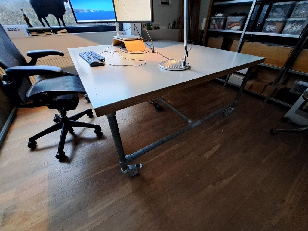 Stevig bureau/werktafel met metalen onderstel en wielen, Huis en Inrichting, Ophalen, 160 cm, Gebruikt, Industrieel