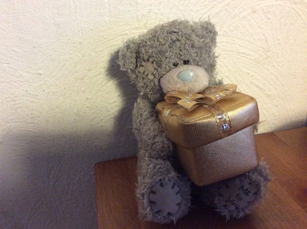 Me to You beertje met gouden kado doosje in pootjes, Verzamelen, Beren en Cherished Teddies, Ophalen of Verzenden, Gebruikt, Stoffen beer