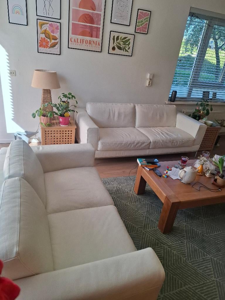 Twee witte leren banken, Huis en Inrichting, Ophalen, Gebruikt, Driepersoons, Rechte bank
