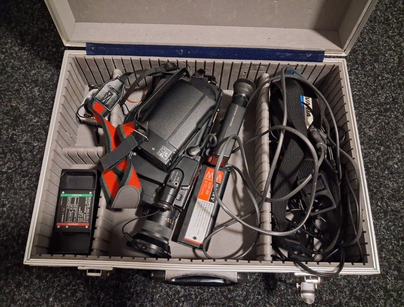 Foto 5 van Sony Handycam Digital Video 8 Camera - Vintage