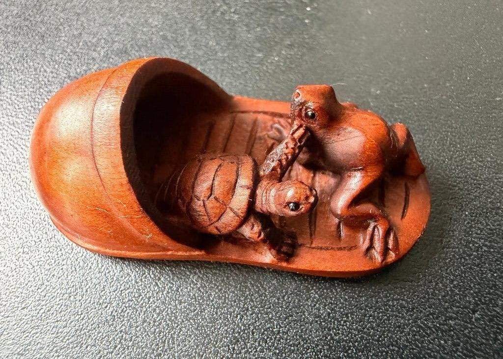 Boxwood Netsuke - kikker en  schildpad in een schoen, Antiek en Kunst, Kunst | Niet-Westerse kunst, Hout, Bruin, Ophalen of Verzenden