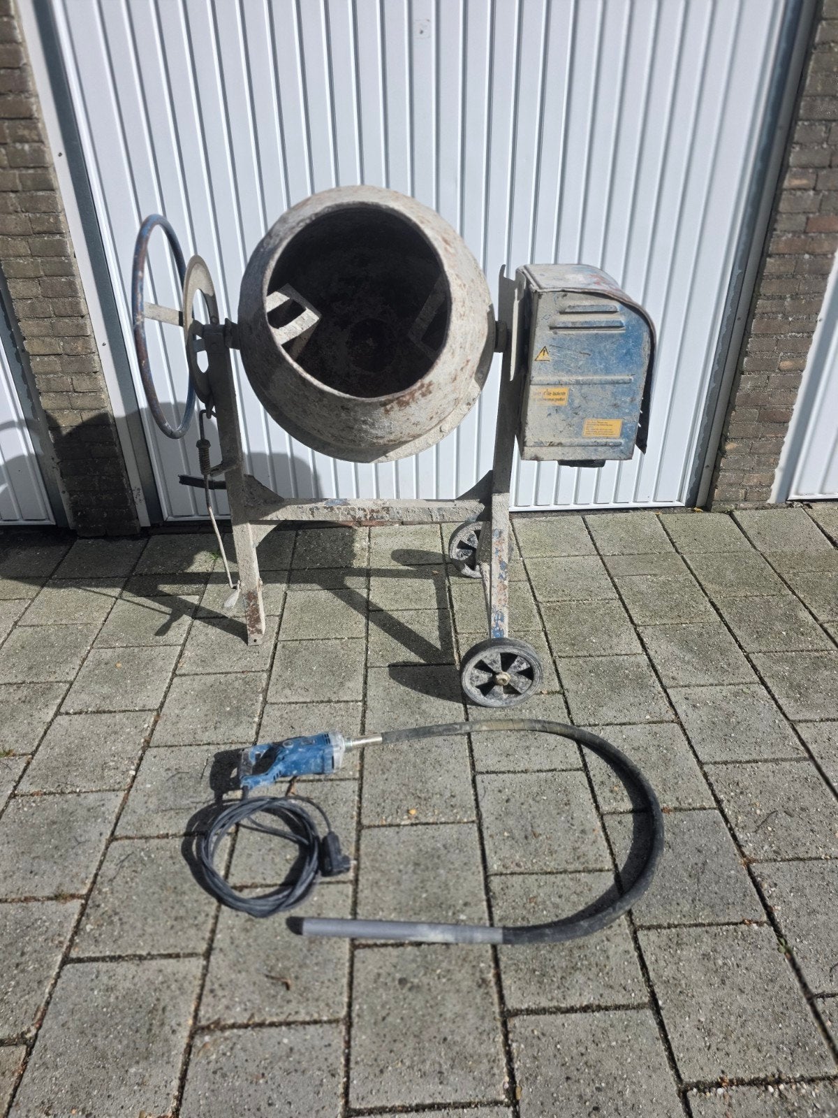 Betonmolen en trilnaald te huur, Ophalen, Gebruikt