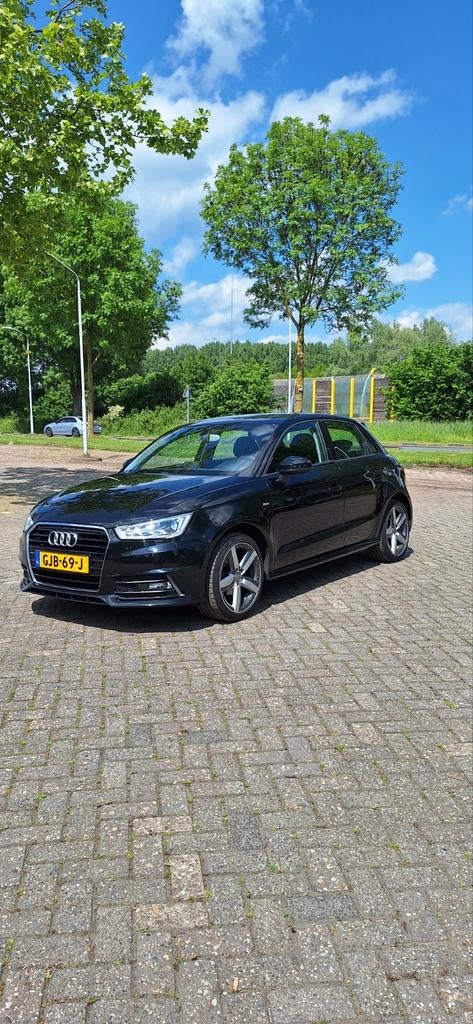 Audi A1 1.0 Tfsi 82pk 2016 Zwart, Auto's, Voorwielaandrijving, Stof, A1, Zwart