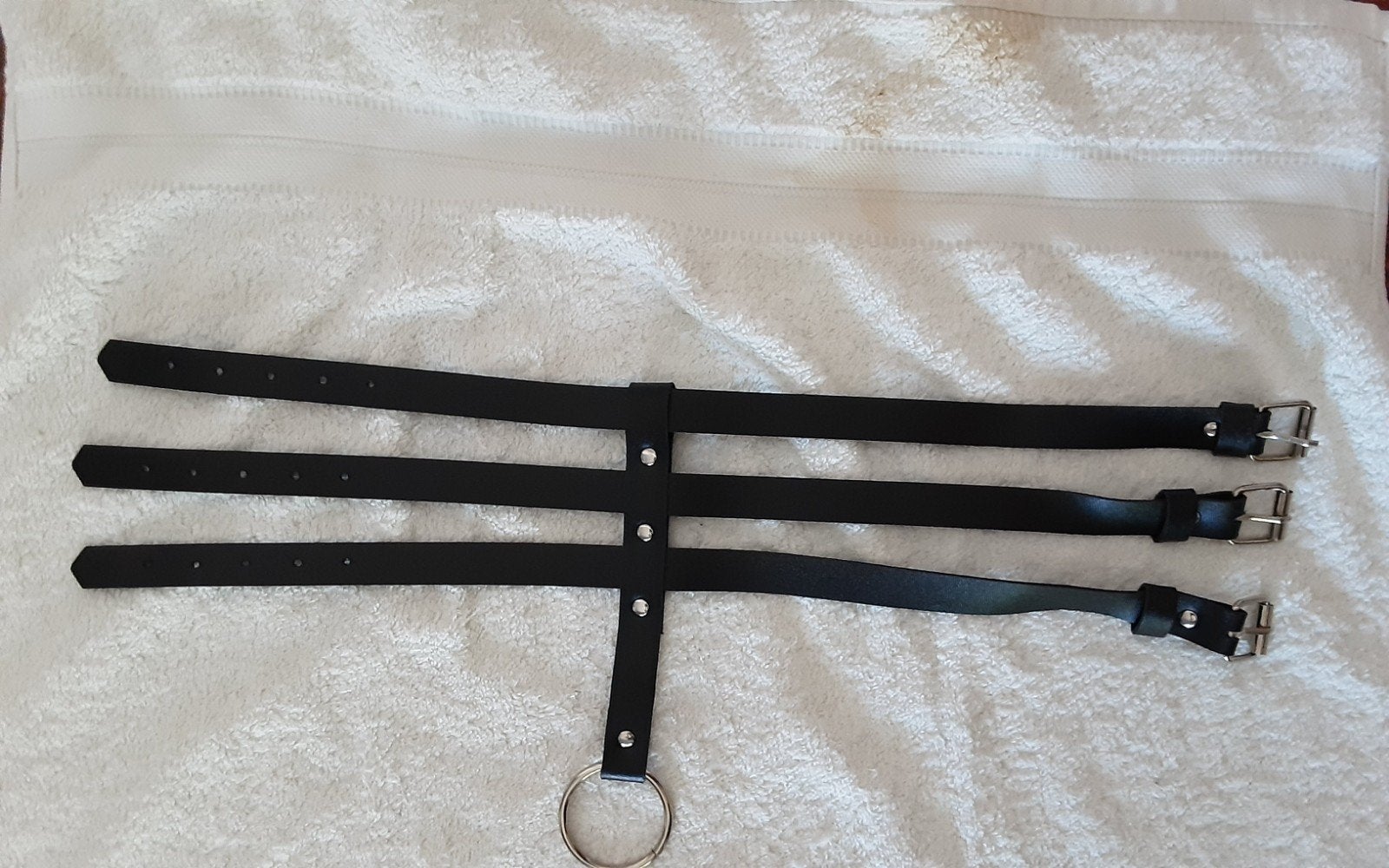 Zwarte nepleren choker met 3 riempjes en oog, Kleding | Dames, Overige Dameskleding, Nieuw, Ophalen of Verzenden
