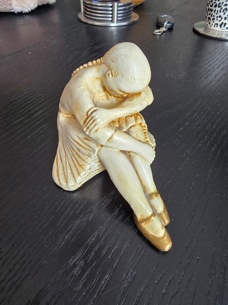 Beeldje van zittende vrouw - Elegant en decoratief, Minder dan 20 cm, Gips, Ophalen of Verzenden, Handgemaakt