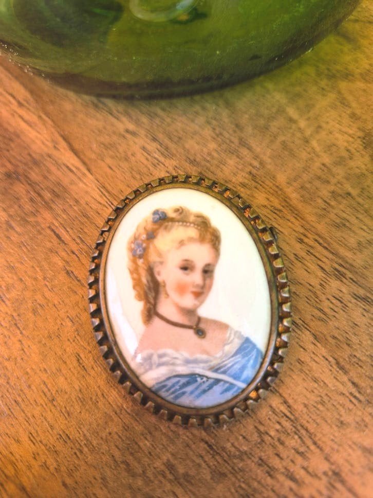 Vintage limoges Broche Frankrijk, Ophalen of Verzenden, Zo goed als nieuw, Blauw, Overige materialen