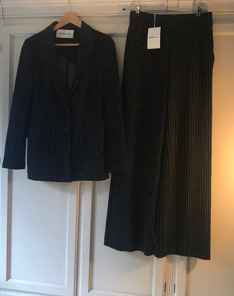 Vanilia zwart gestreept colbert en broek maat 38, Maat 38/40 (M), Kostuum of Pak, Vanilia, Zwart