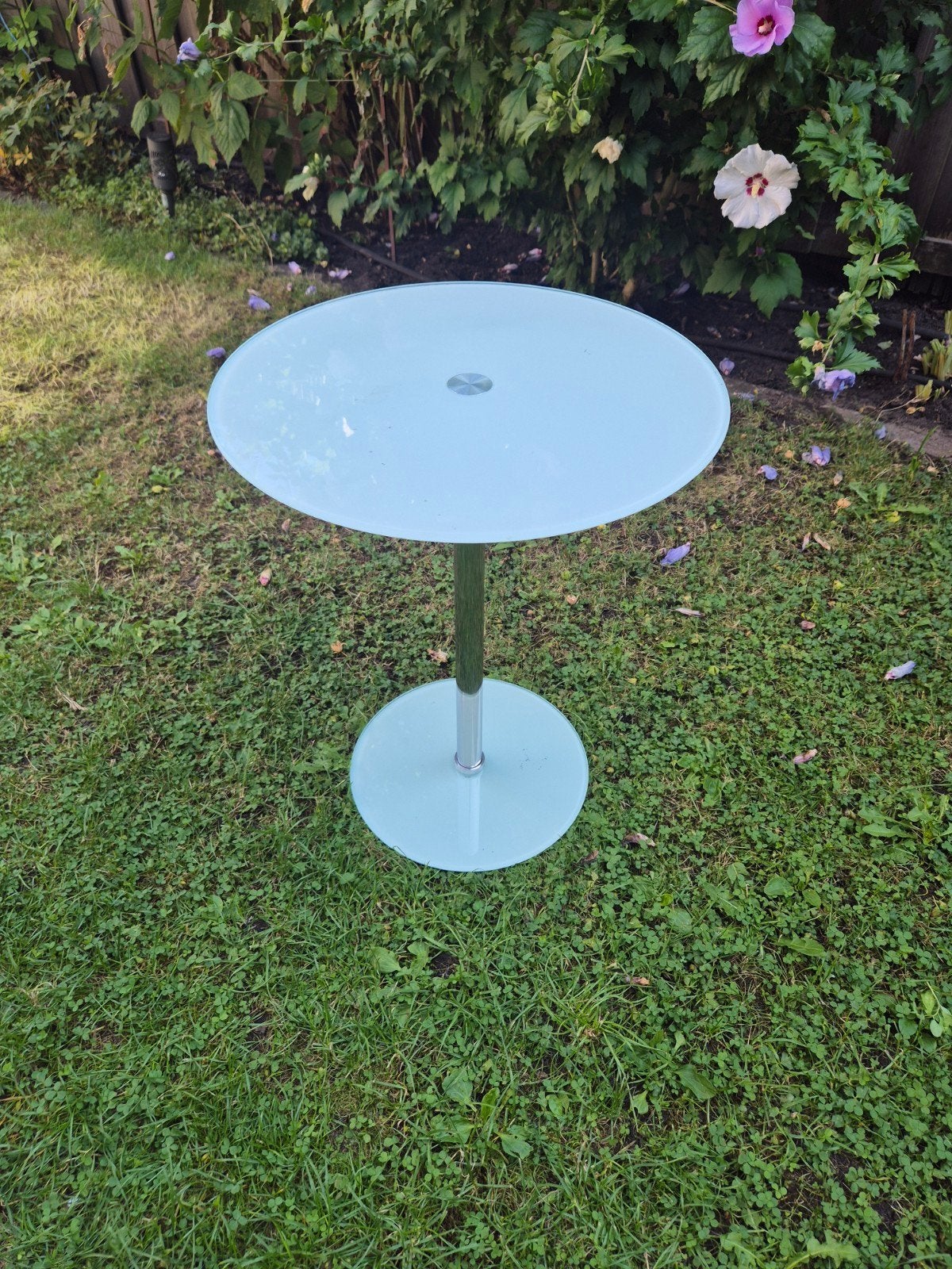Glazen bijzettafel met metalen poot, Gebruikt, Rond, 55 tot 75 cm, Glas